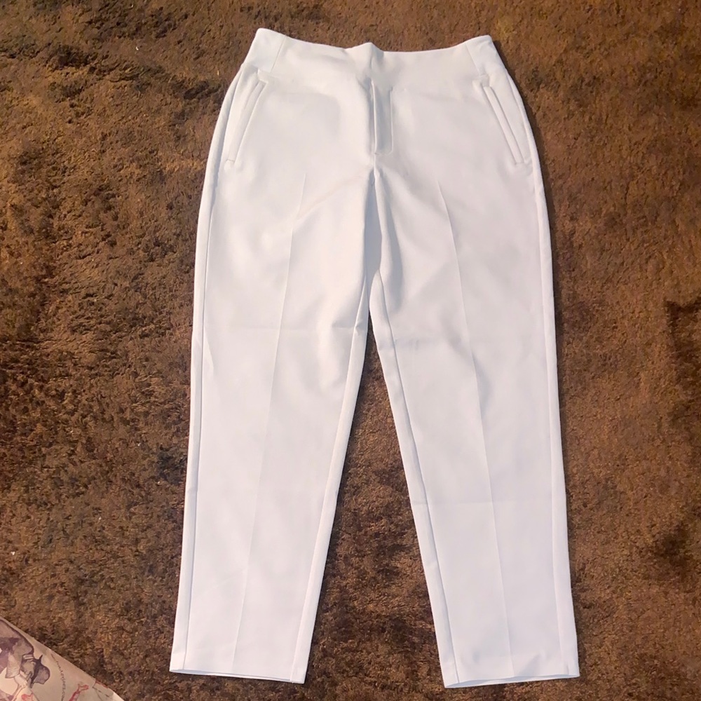 Athleta Cream Ankle Cropped Pants

SALE!!! By two or more Athleta items $15 each